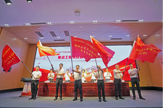 禅城向重点工程项目临时党支部代表授予党员先锋队红旗。南方日报记者 戴嘉信 摄